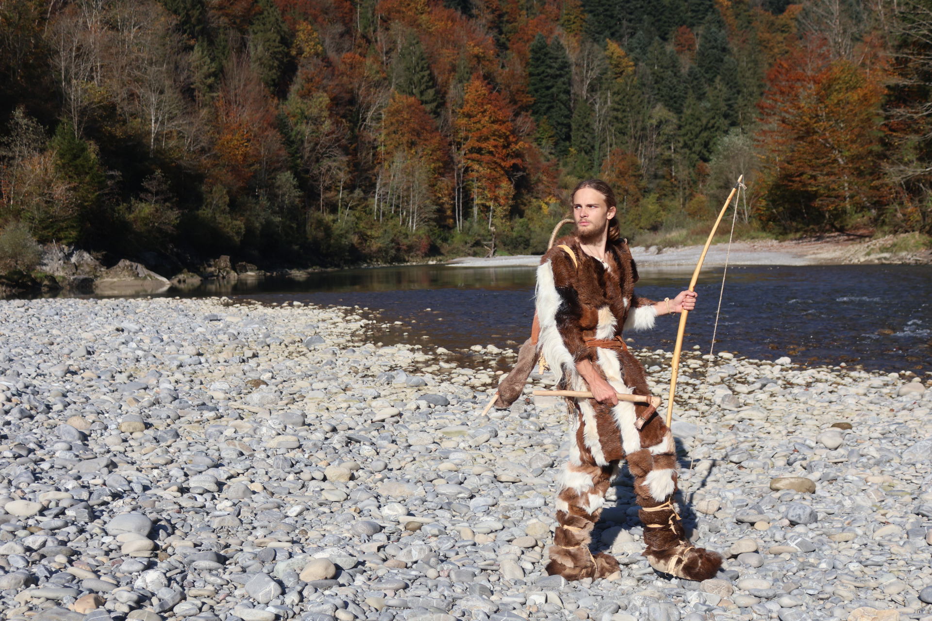 Laurens in Ötzi outfit langs de rivier. Foto door mij gemaakt.