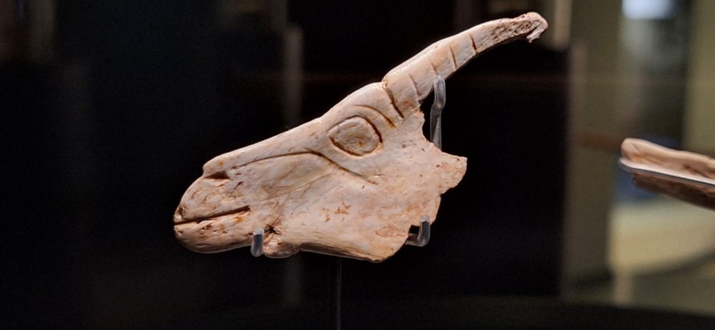 Een ibex gegraveerd op bot in het MUPAC. Bron: https://viatorimperi.es/santander/